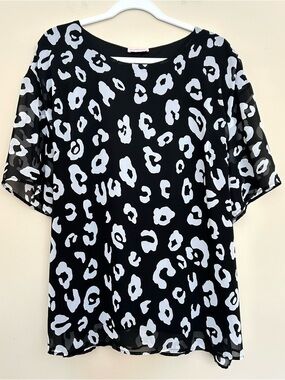 Molly & Isadora Women’s Black & White Animal Leopard Print Short Sleeve Blouse